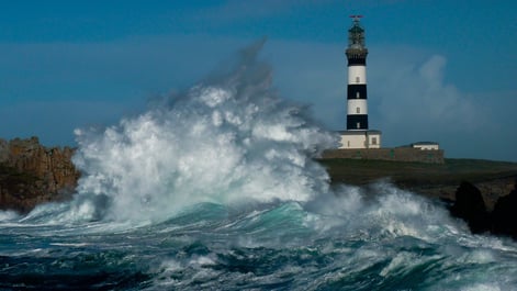 storm comes ashore